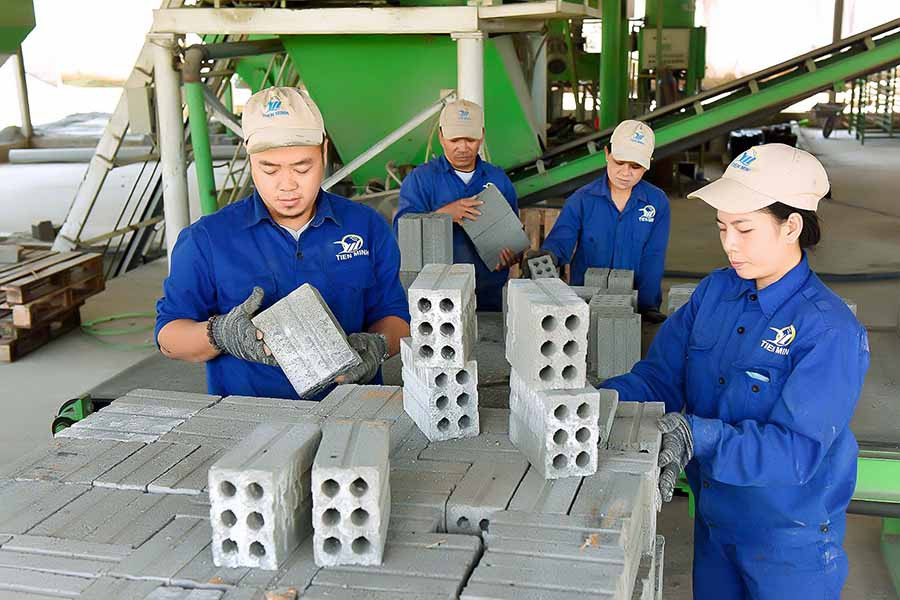 Công nhân làm việc tại Nhà máy Gạch không nung Tiến Minh Gia Lai (TP. Pleiku). Ảnh: Đ.T