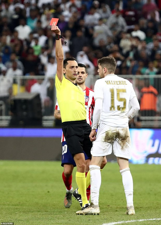 Valverde lĩnh thẻ đỏ sau pha phạm lỗi với Morata.  Valverde lĩnh thẻ đỏ sau pha phạm lỗi với Morata.