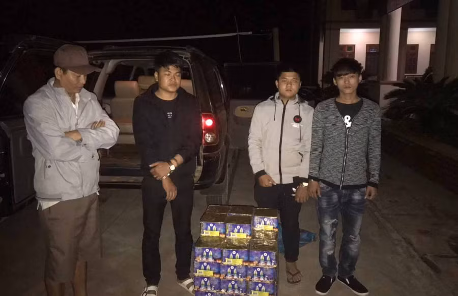 Các đối tượng cùng số tang vật bị thu giữ. Ảnh: Văn Ngọc