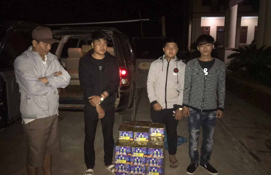 Các đối tượng cùng số tang vật bị thu giữ. Ảnh: Văn Ngọc