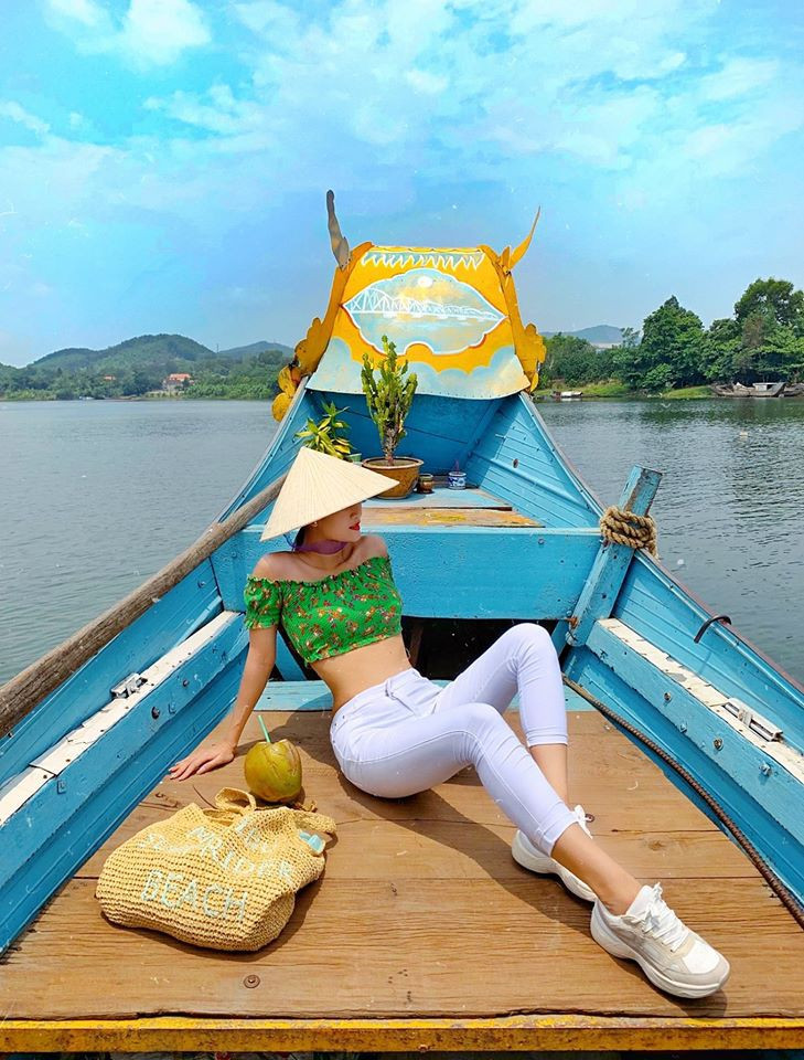  Sở hữu vóc dáng đồng hồ cát, Hương Ly chuộng phong cách thời trang gợi cảm pha lẫn chút cá tính, nhất là những item giúp người mặc khoe khéo vòng eo thon