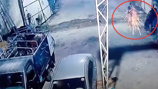 Lý Văn Sắn cầm súng AK bắn liên tiếp khiến 7 người thương vong - Ảnh CTV Lý Văn Sắn cầm súng AK bắn liên tiếp khiến 7 người thương vong - Ảnh CTV