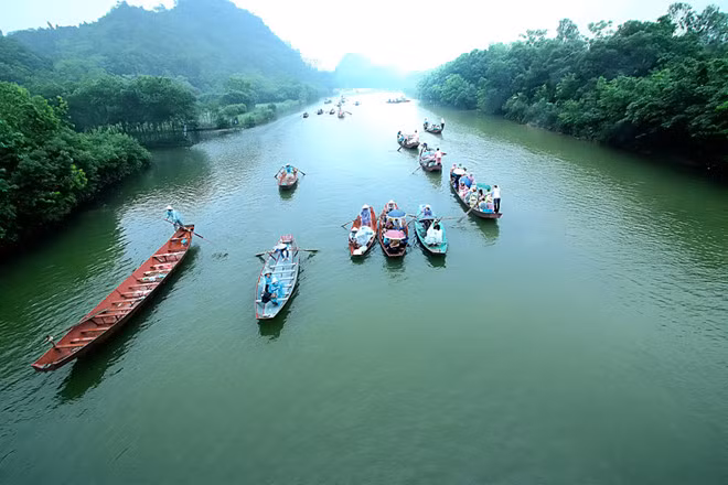 Du khách xuôi thuyền vãn cảnh trên đường viếng chùa Hương, Hà Nội