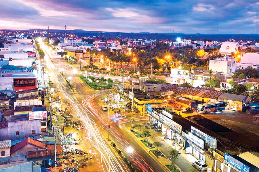 Một góc thị trấn Chư Sê về đêm. Ảnh: Đ.T Một góc thị trấn Chư Sê về đêm. Ảnh: Đ.T