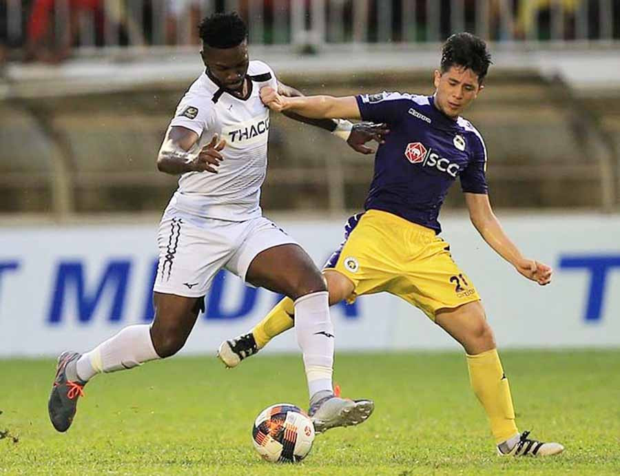  Tiền đạo Chevaughn Walsh (trái) tái ký hợp đồng với HAGL. Ảnh: M.V