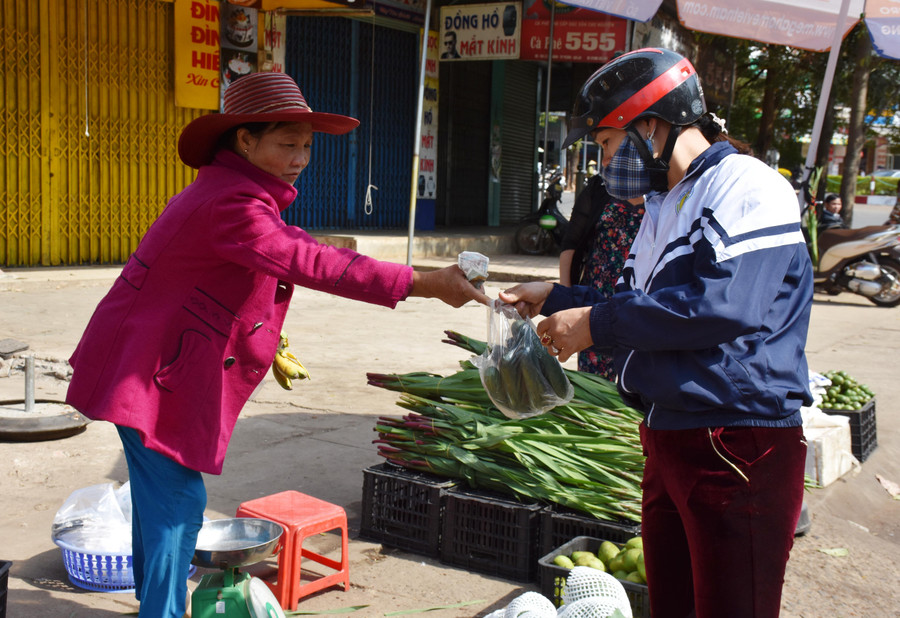 Chợ đầu xuân không có sự thách trả, tranh cãi như thường ngày mà cảnh mua bán ở đây rất dễ chịu. Ảnh: Trần Dung