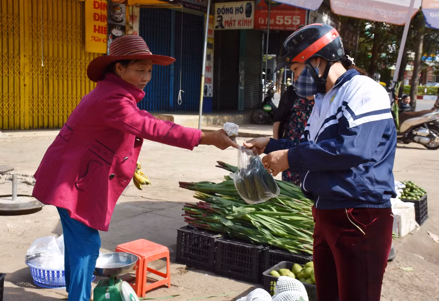 Chợ đầu xuân không có sự thách trả, tranh cãi như thường ngày mà cảnh mua bán ở đây rất dễ chịu. Ảnh: Trần Dung