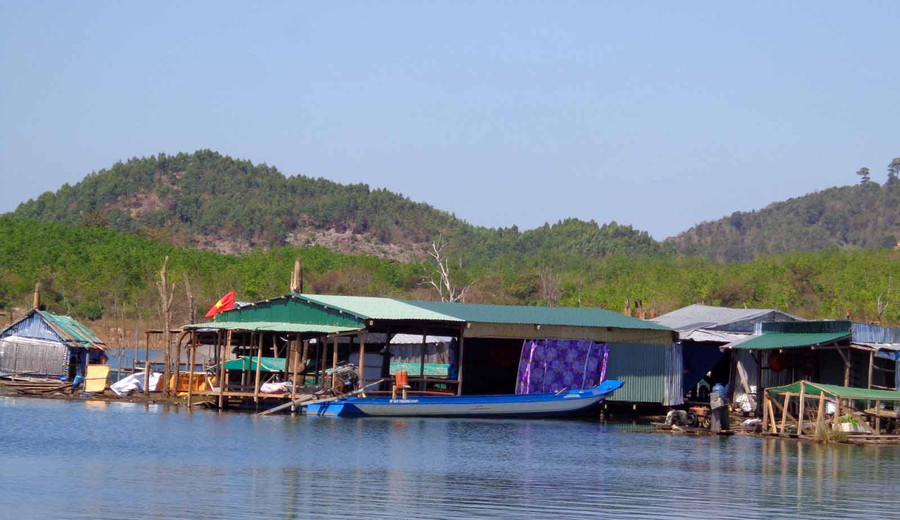 Những ngôi nhà lênh đênh trên dòng Sê San. Ảnh: Hà Phương