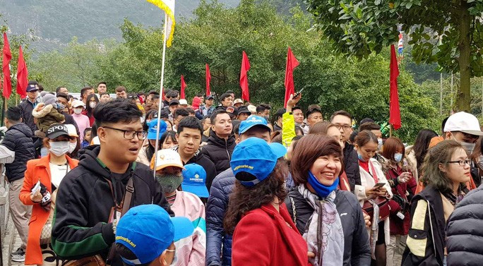 Cảnh hàng vạn người đổ về Tràng An du xuân những ngày đầu năm mới 2020.