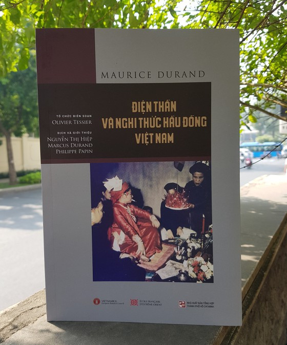 "Điện thần và nghi thức hầu đồng Việt Nam" của tác giả Maurice Durand là kết quả của những chuyến điền dã tại nhiều nơi của Việt Nam