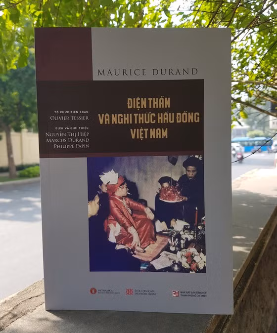 "Điện thần và nghi thức hầu đồng Việt Nam" của tác giả Maurice Durand là kết quả của những chuyến điền dã tại nhiều nơi của Việt Nam