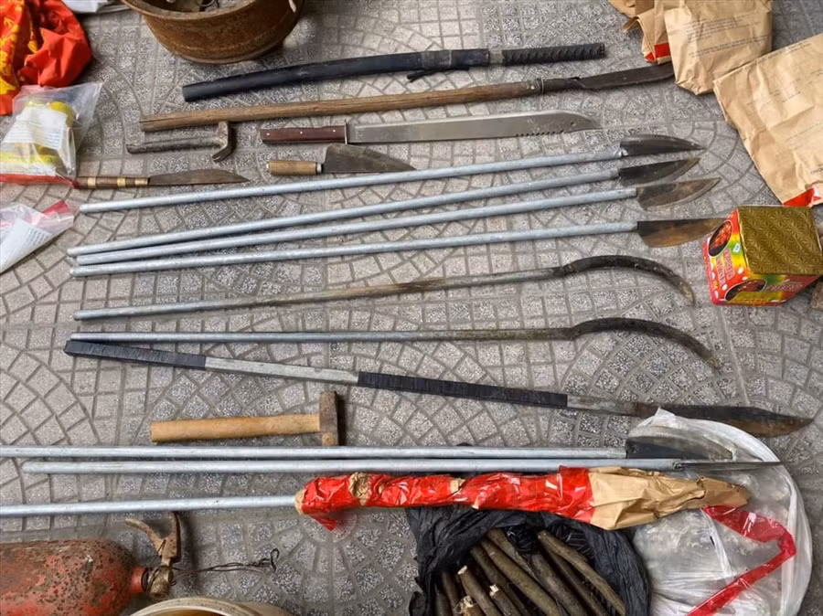  Nhiều hung khí tự chế bị thu giữ. Ảnh cơ quan công an.