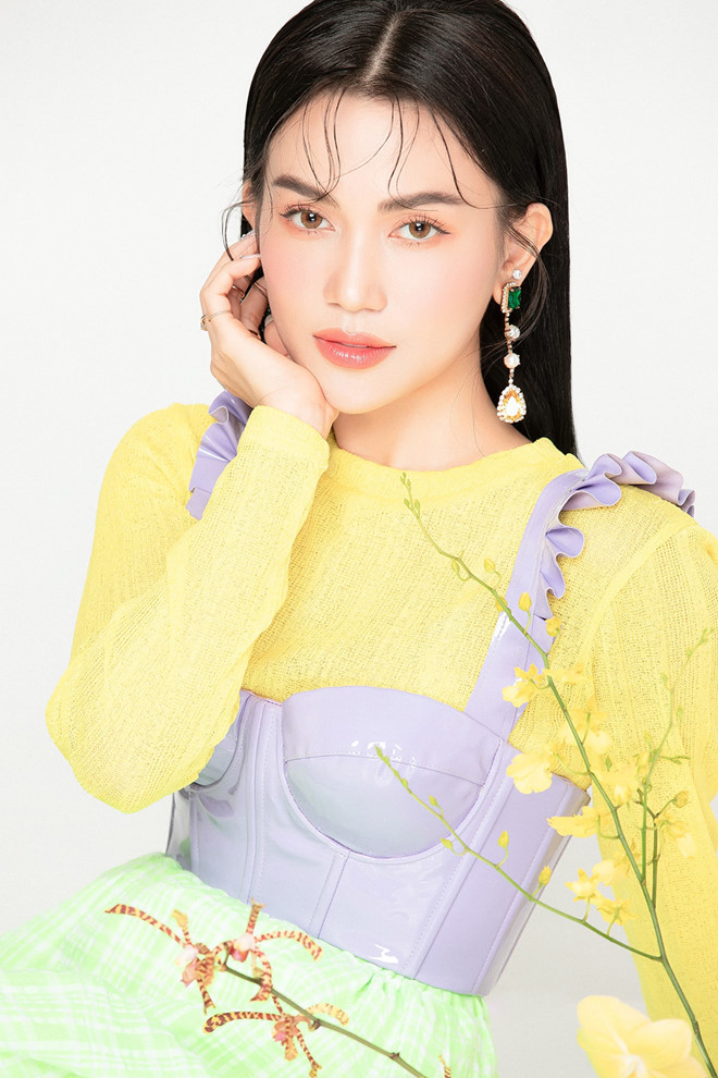 Sĩ Thanh chọn thiết kế với đường cắt cúp nhằm tôn lên đường cong của cơ thể cùng với sự kết hợp giữa ba sắc màu vàng - tím - xanh lá để tạo không khí mùa xuân. Dù cực kỳ kín đáo nhưng vẫn rất thu hút và hấp dẫn - Ảnh: Mr.AT