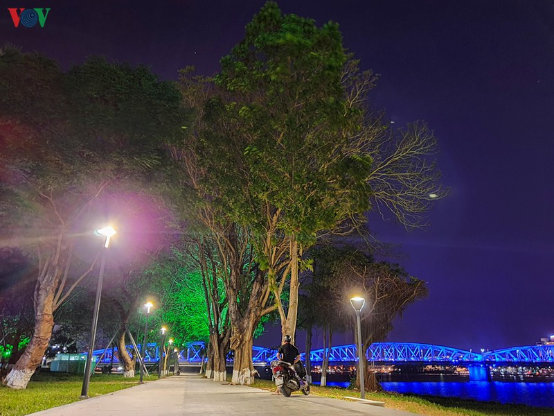 Nơi đây trở thành những điểm nhấn cho khách du lịch đi bộ thưởng thức cảnh đẹp của dòng Hương. Người dân cố đô cũng thích thú với tuyến đường đi bộ , là nơi họ tập thể dục, chạy bộ, đạp xe mỗi ngày.