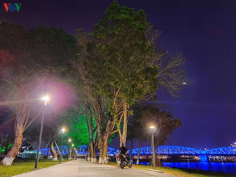 Nơi đây trở thành những điểm nhấn cho khách du lịch đi bộ thưởng thức cảnh đẹp của dòng Hương. Người dân cố đô cũng thích thú với tuyến đường đi bộ , là nơi họ tập thể dục, chạy bộ, đạp xe mỗi ngày.