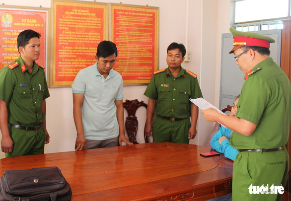 Cơ quan CSĐT Công an tỉnh Trà Vinh tống đạt quyết định khởi tố, bắt tạm giam Phú Thanh Tâm - Ảnh Công an Trà Vinh cung cấp