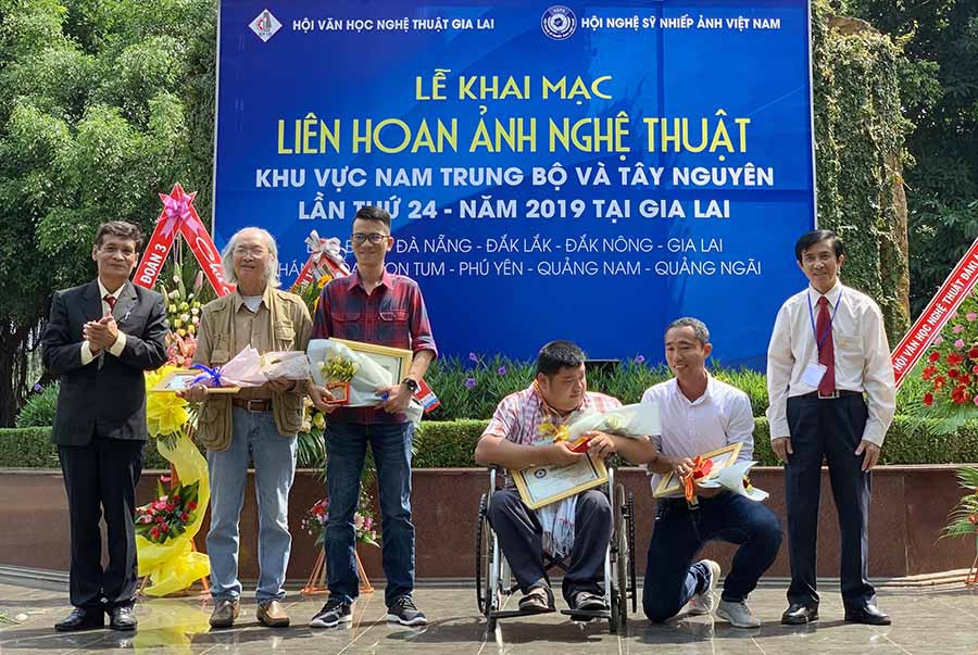  Các tác giả nhận huy chương đồng từ Ban tổ chức Liên hoan ảnh nghệ thuật khu vực Nam Trung bộ và Tây Nguyên lần thứ 24 năm 2019 tại Gia Lai. Ảnh: M.C