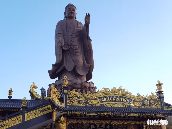 Cận cảnh tượng phật A Di Đà cao 24m thu hút sự quan tâm của du khách khi về vùng Bảy Núi - Ảnh: BỬU ĐẤU