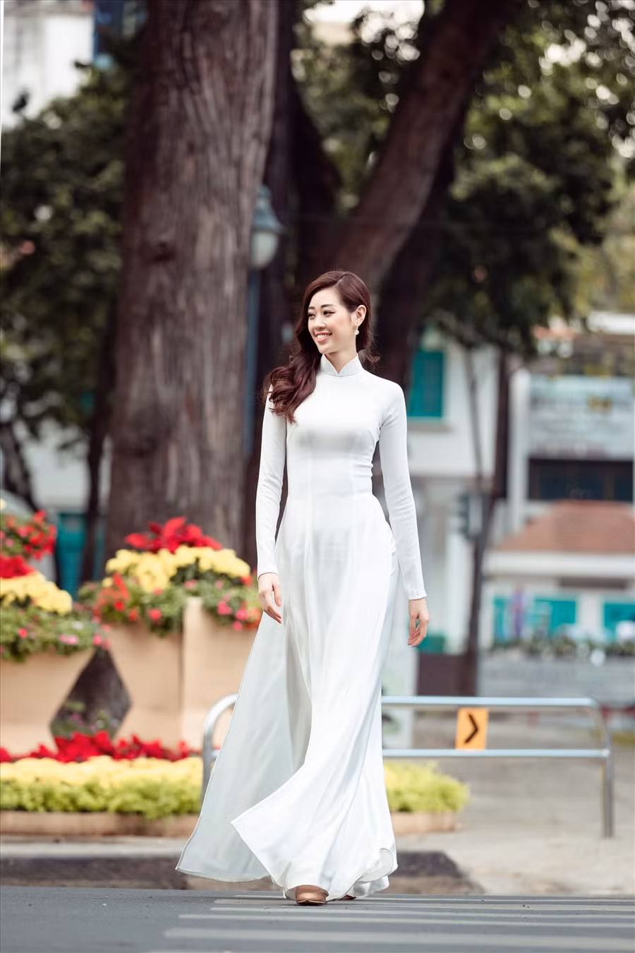  Nhờ vậy, cô có dịp được ngắm nhìn kĩ hơn về thành phố xinh đẹp của mình, nhất là trong những ngày cận Tết, mọi người hối hả tất bật lo đón Tết. Ảnh: David Sắn.