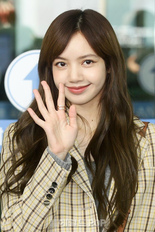  Lisa nhận được nhiều lời khen ngợi từ người hâm mộ bởi sau màn thay đổi, Lisa không bị 