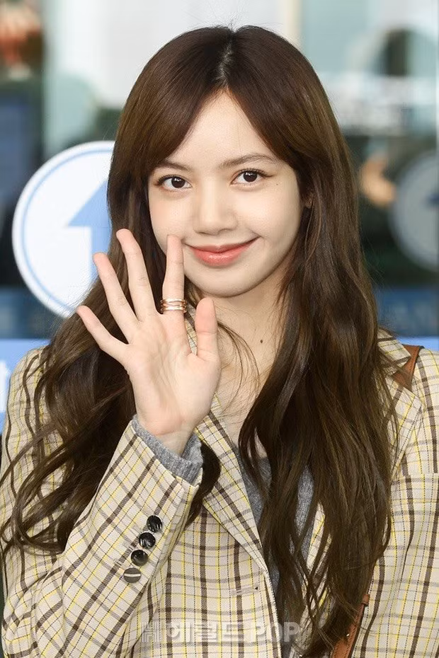  Lisa nhận được nhiều lời khen ngợi từ người hâm mộ bởi sau màn thay đổi, Lisa không bị 