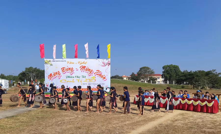  Biểu diễn cồng chiêng tại phiên chợ. Ảnh: Tuyết Mai