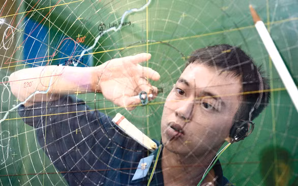 Chiến sĩ tiêu đồ Trần Văn Con đánh dấu đường bay trong một tình huống sẵn sàng chiến đấu giả định - Ảnh: TỰ TRUNG