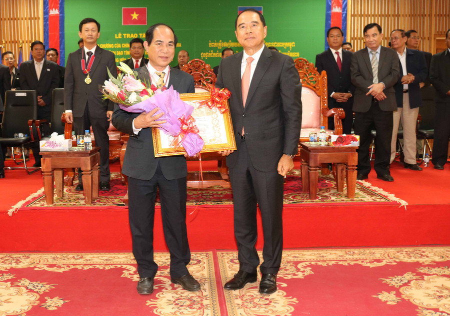 Ngài Li Thut đã trao Huân chương Hữu nghị của Chính phủ Vương quốc Campuchia cho Chủ tịch UBND tỉnh Võ Ngọc Thành. Ảnh: Ngọc Sang