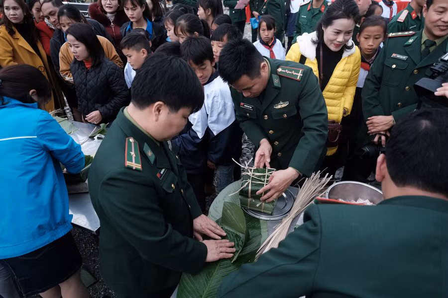 Cuộc thi gói bánh chưng thu hút sự cổ vũ của nhiều bà con, học sinh - Ảnh: MAI THƯƠNG