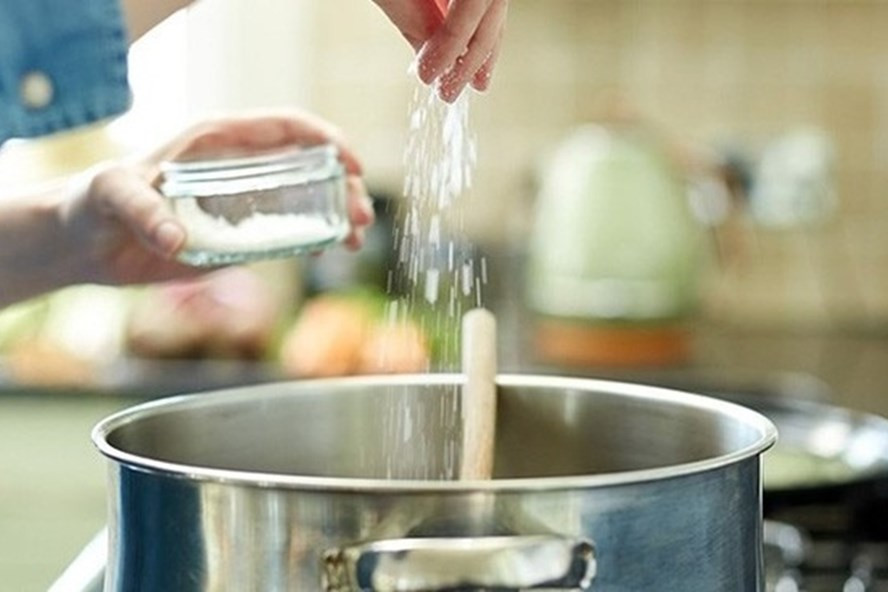 Người Việt có thói quen nêm gia vị khi nấu và chấm khi ăn. Ảnh minh họa