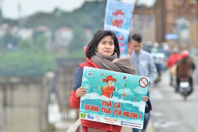 Không nên thả túi nilon theo cá xuống ao, hồ sẽ gây ô nhiễm môi trường. Ảnh: LDO. Không nên thả túi nilon theo cá xuống ao, hồ sẽ gây ô nhiễm môi trường. Ảnh: LDO.