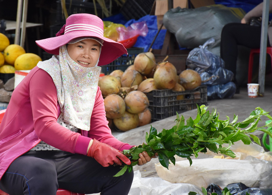 Những bó chè xanh tươi mới được người bán gói ghém cẩn thận trao cho khách. Ảnh Trần Dung