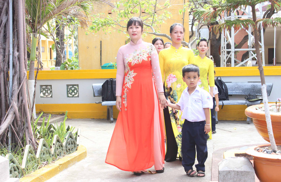 Người dân đi lễ chùa ngày đầu năm ở đảo Sinh Tồn. Ảnh: Nguyễn Diệp