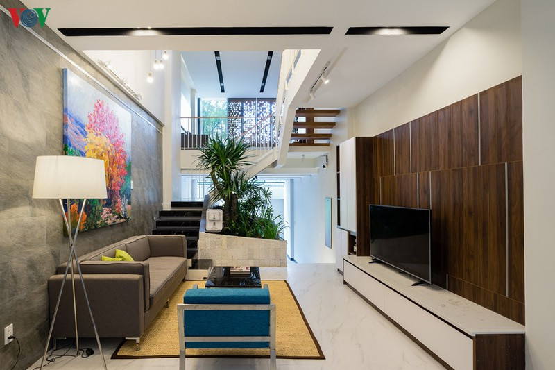 Tầng 1 là một không gian xuyên suốt từ chỗ để xe bên ngoài, tới phòng khách ở giữa và không gian bếp – ăn phía sau. Kiến trúc và nội thất đơn giản, mang phong cách hiện đại, mạnh mẽ nhưng cũng đầy tinh tế. Tầng 1 là một không gian xuyên suốt từ chỗ để xe bên ngoài, tới phòng khách ở giữa và không gian bếp – ăn phía sau. Kiến trúc và nội thất đơn giản, mang phong cách hiện đại, mạnh mẽ nhưng cũng đầy tinh tế.