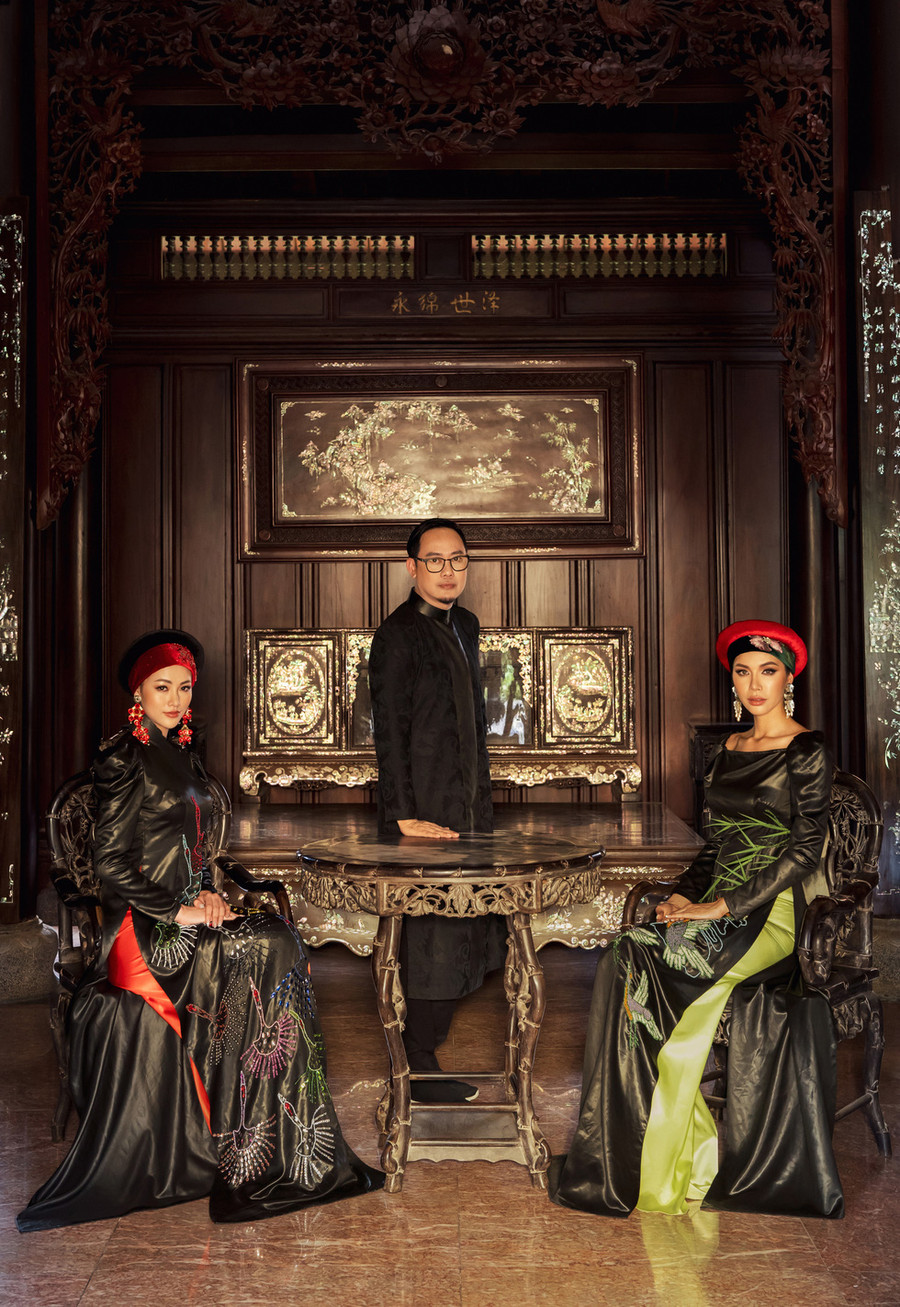 Không chỉ giới thiệu những đường thêu sắc sảo, kỳ công trên lãnh Mỹ A, nhà thiết kế Võ Việt Chung còn dụng công khá nhiều vào các phụ kiện đi kèm bộ sưu tập như hoa tai, mấn, vòng hoa đội đầu, chuỗi đeo...