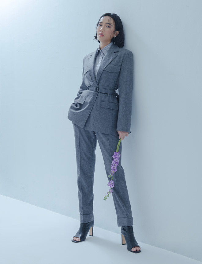 Người đẹp gốc Phan Thiết thay đổi hoàn toàn khi cắt tóc ngắn, khoác lên mình những bộ cánh thời thượng - Ảnh: Trí Nghĩa