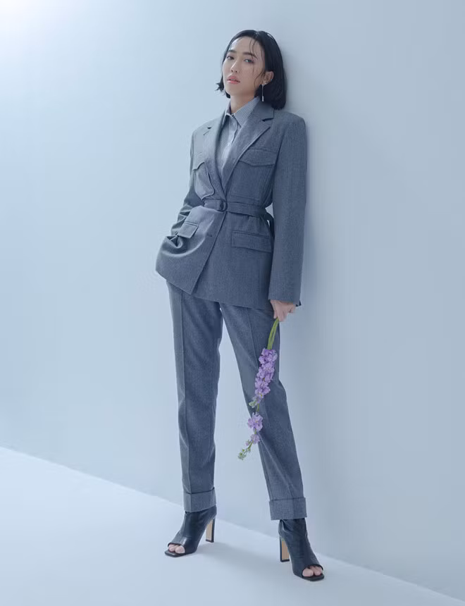 Người đẹp gốc Phan Thiết thay đổi hoàn toàn khi cắt tóc ngắn, khoác lên mình những bộ cánh thời thượng - Ảnh: Trí Nghĩa