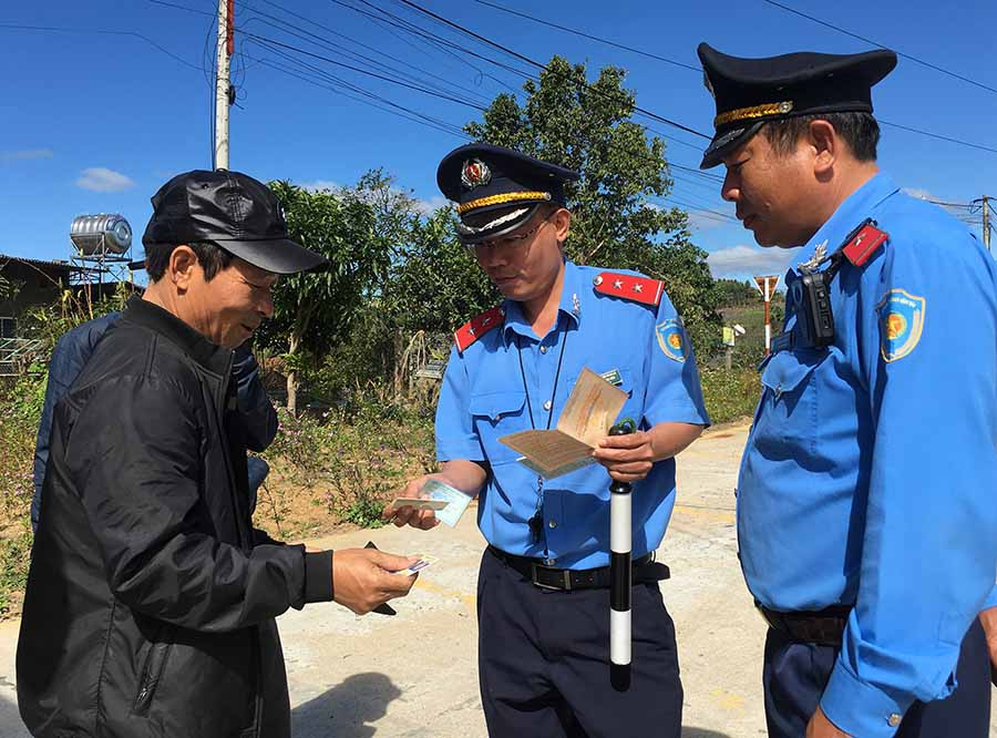 Thanh tra Sở Giao thông-Vận tải kiểm tra điều kiện phương tiện, người lái đối với phương tiện của Công ty TNHH một thành viên Thiều Tiến Đạt. Ảnh: L.H