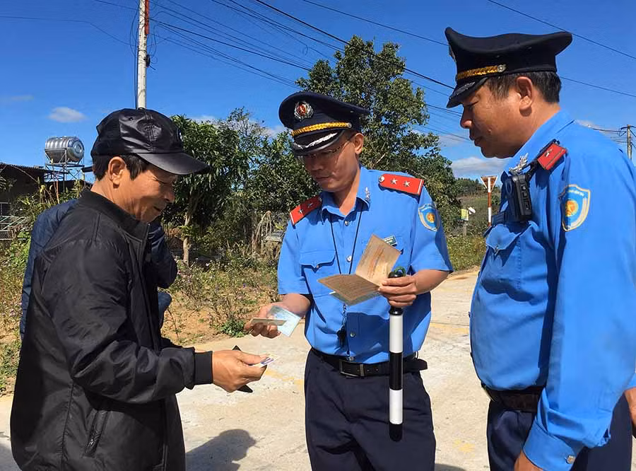 Thanh tra Sở Giao thông-Vận tải kiểm tra điều kiện phương tiện, người lái đối với phương tiện của Công ty TNHH một thành viên Thiều Tiến Đạt. Ảnh: L.H