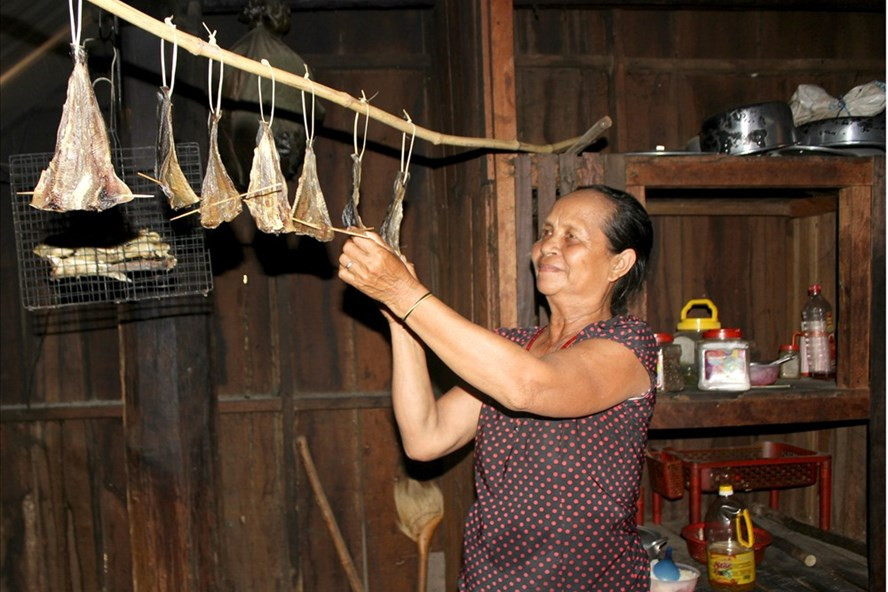 Cá treo trên bếp sẽ khô đều, thơm ngọt. Ảnh: Huỳnh Thủy Cá treo trên bếp sẽ khô đều, thơm ngọt. Ảnh: Huỳnh Thủy