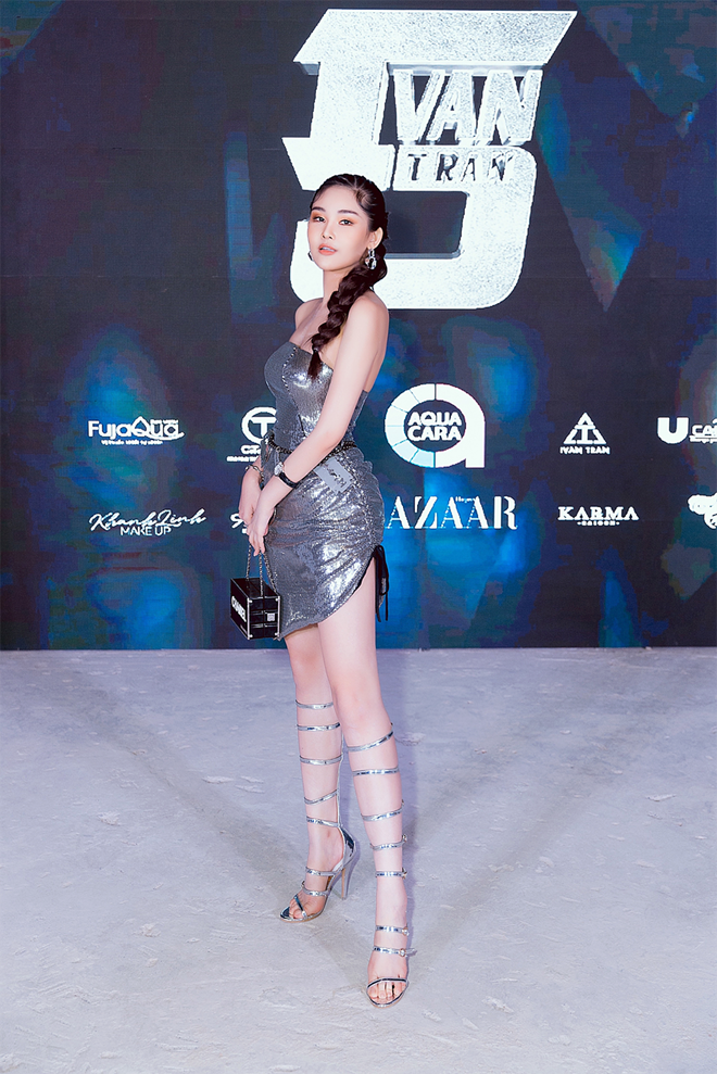 Tối 4.1, cô chọn phong cách chiến binh khi mất 2 tiếng tết tóc, đi giày chiến binh và kết hợp cùng phụ kiện là chiếc túi Chanel trị giá 12.000 euro (hơn 300 triệu đồng) Tối 4.1, cô chọn phong cách chiến binh khi mất 2 tiếng tết tóc, đi giày chiến binh và kết hợp cùng phụ kiện là chiếc túi Chanel trị giá 12.000 euro (hơn 300 triệu đồng)