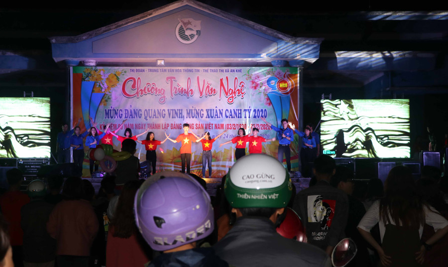 Chương trình văn nghệ mừng Đảng, mừng Xuân Canh Tý diễn ra sôi động, hấp dẫn. Ảnh: Ngọc Minh