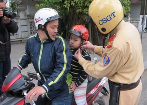 Người tham gia giao thông bằng xe máy phải đội mũ bảo hiểm. Những ngày cuối năm 2007, có quy định người tham gia giao thông bằng xe máy phải đội mũ bảo hiểm.