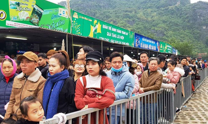 Cảnh người dân xếp hàng từ bên ngoài nhà chờ mua vé đi thuyền.