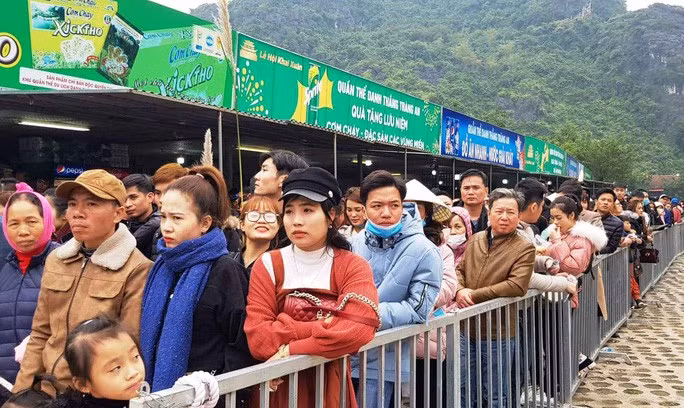 Cảnh người dân xếp hàng từ bên ngoài nhà chờ mua vé đi thuyền.