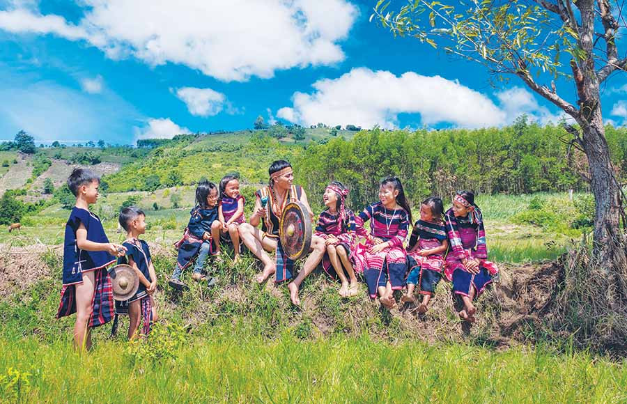  Truyền dạy cồng chiêng. Ảnh: PHAN NGUYÊN