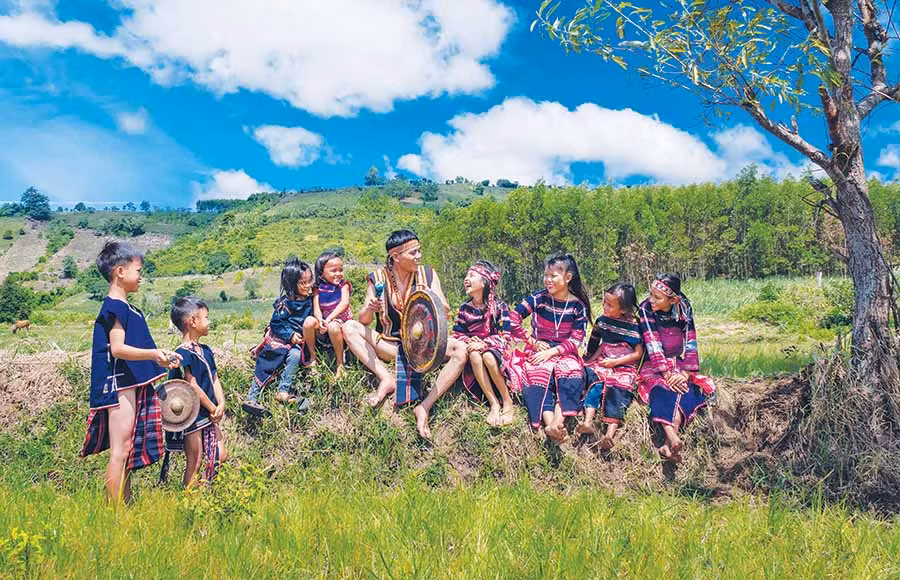  Truyền dạy cồng chiêng. Ảnh: PHAN NGUYÊN