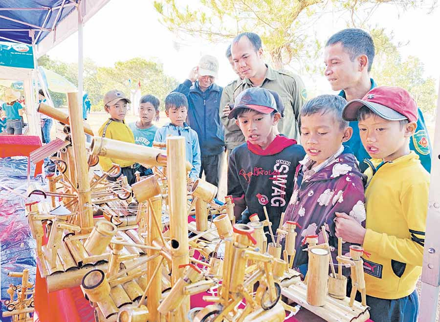 Các tiểu cảnh từ tre của anh Tĩu trưng bày tại Ngày hội cỏ hồng và Phiên chợ nông sản huyện Đak Đoa lần thứ III-năm 2019. Ảnh: P.L