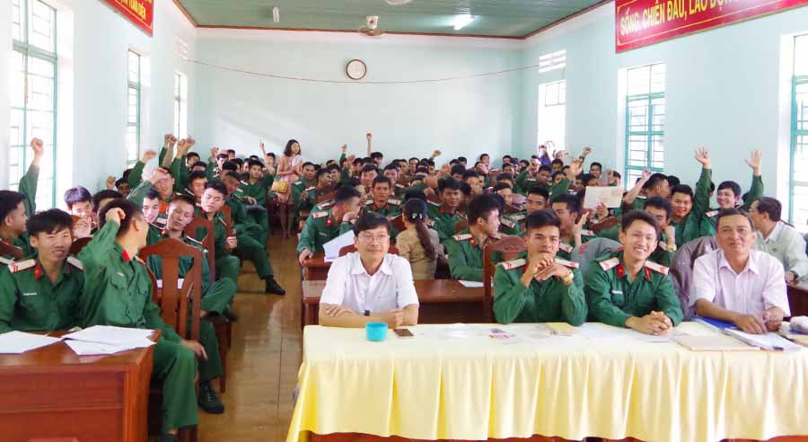 Các quân nhân hào hứng tại phiên giao dịch việc làm. Ảnh: A.H  Các quân nhân hào hứng tại phiên giao dịch việc làm. Ảnh: A.H