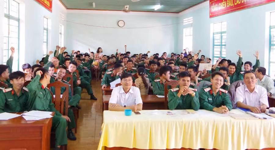  Các quân nhân hào hứng tại phiên giao dịch việc làm. Ảnh: A.H